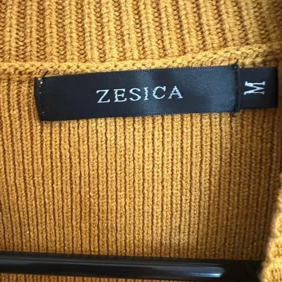 Zesica Sweater in a golden yellow size medium - Picture 4 of 5